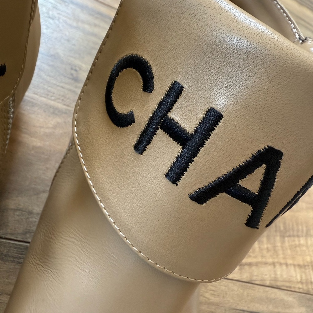 CHANEL fold-over flat ankle boots in lambskin leather - Picture 4 of 10